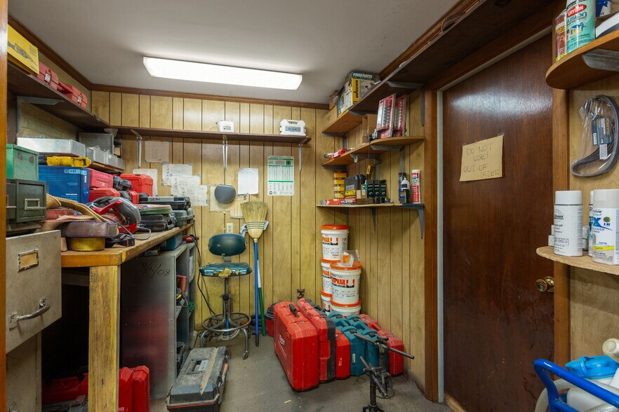 More Photos Of 710 4th St, Shenandoah Warehouse For Sale