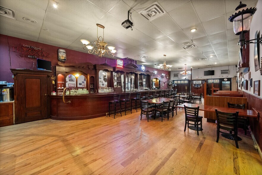 More Photos Of 107 S Beaton St, Corsicana Storefront For Sale