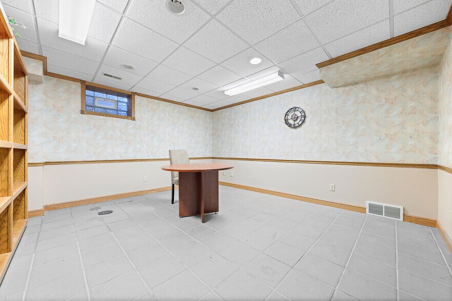 More Photos Of 8050 Corporate Cir, North Royalton Office For Lease