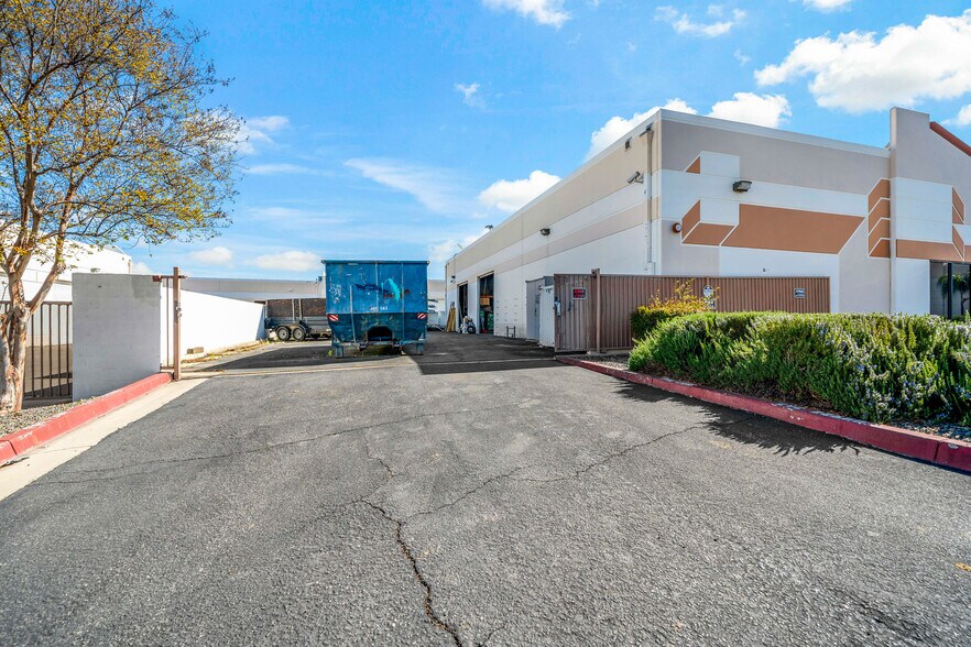 More Photos Of 18345 Pasadena St, Lake Elsinore Manufacturing For Lease