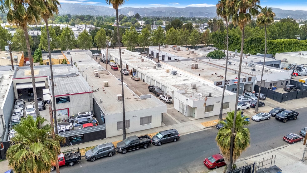 Primary Photo Of 14754 Calvert St, Van Nuys Service For Lease