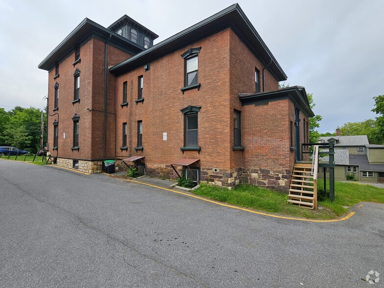 More Photos Of 368 College St, Burlington Dormitory For Sale