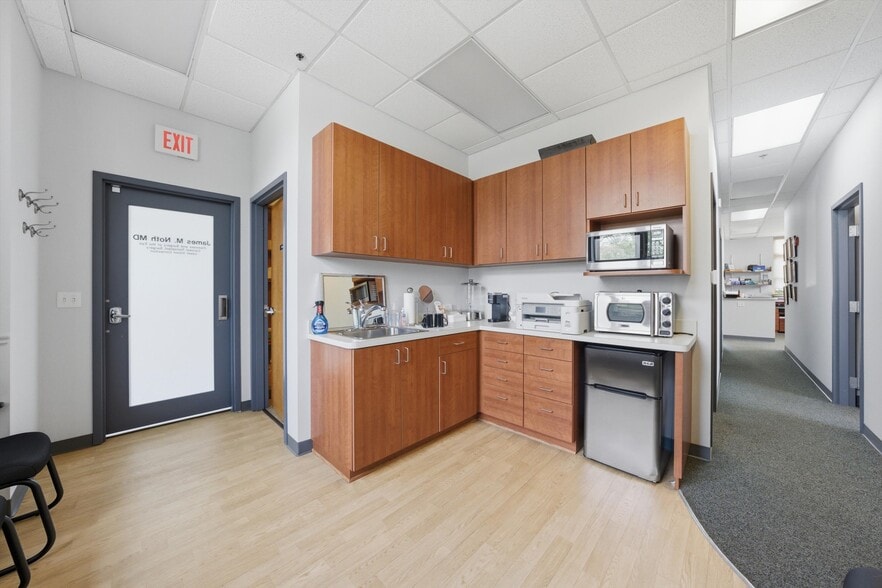 More Photos Of 828 N Cass Ave, Westmont Office For Sale