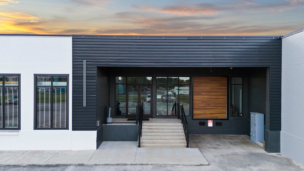 More Photos Of 3363 E Commerce St, San Antonio Unknown For Lease
