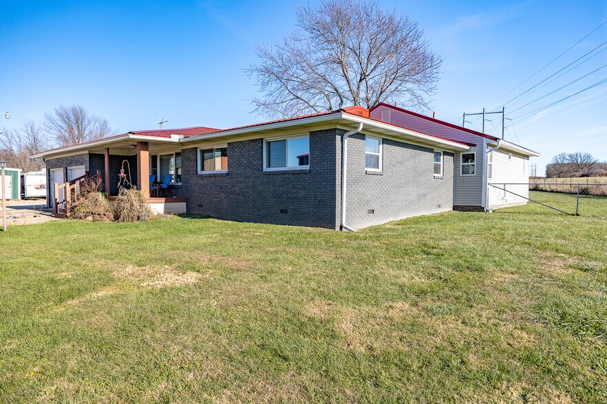 More Photos Of 22472 Highway MM, Lebanon Showroom For Sale