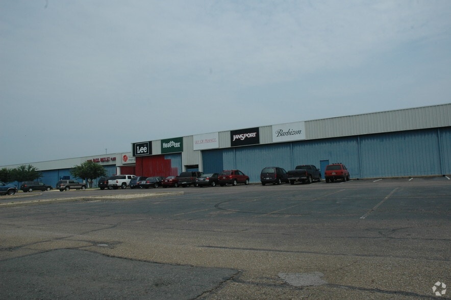Primary Photo Of 700 Factory Outlet Dr, Arcadia Storefront For Lease