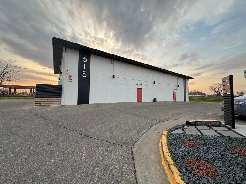 More Photos Of 615 E 14th St, Des Moines Office For Sale