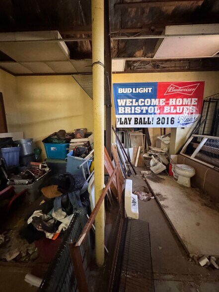 More Photos Of 166 S Riverside Ave, Pequabuck Freestanding For Sale