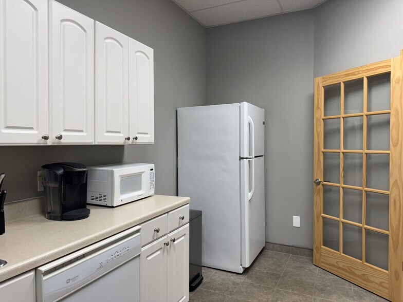 More Photos Of 55951 Gratiot Ave, Chesterfield Office For Sale