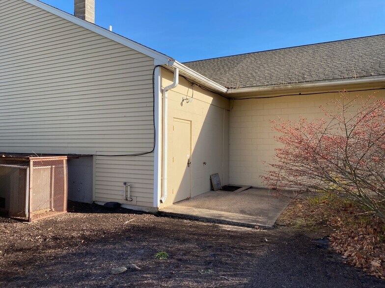 More Photos Of 9 Hartford Ave, Granby Storefront Retail Office For Lease