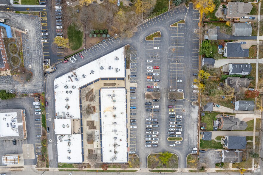 More Photos Of 777 N York Rd, Hinsdale Unknown For Lease