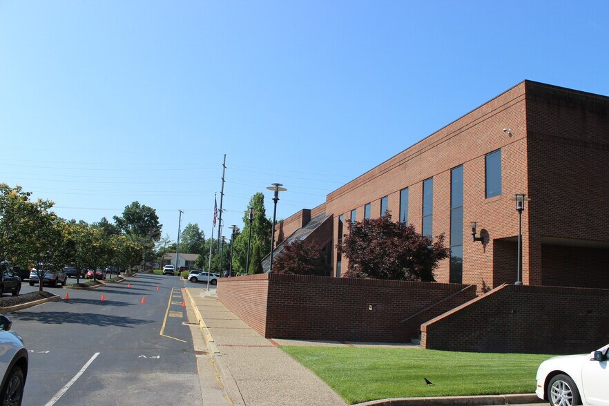 More Photos Of 9911 Shelbyville Rd, Louisville Office For Sale