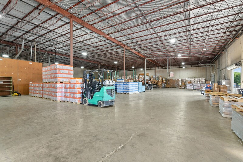More Photos Of 101 E Nakoma St, San Antonio Showroom For Lease