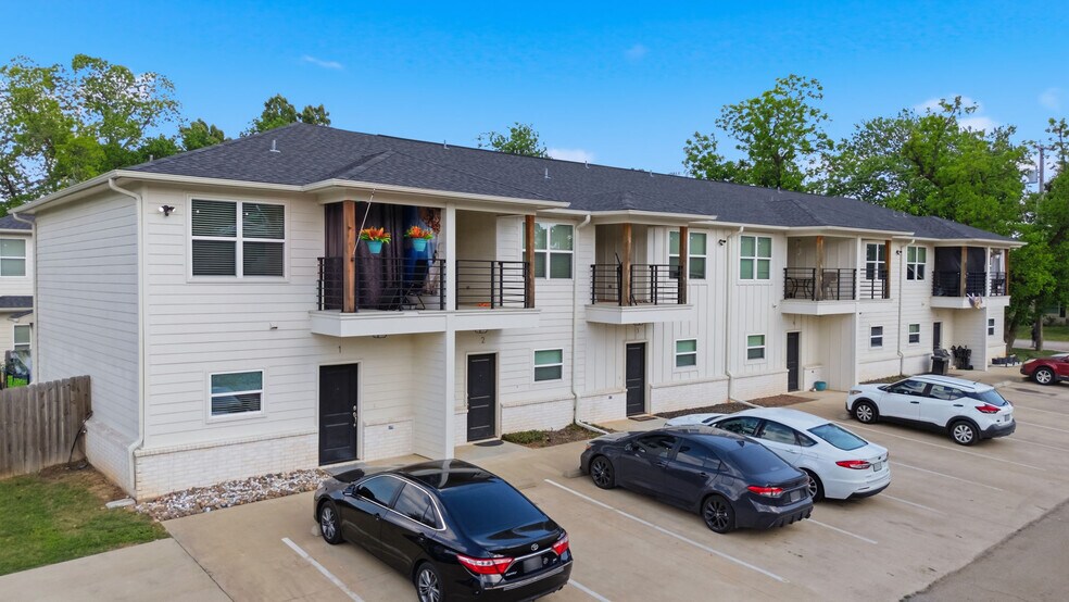 More Photos Of 307 N Henry St, Lindale Apartments For Sale