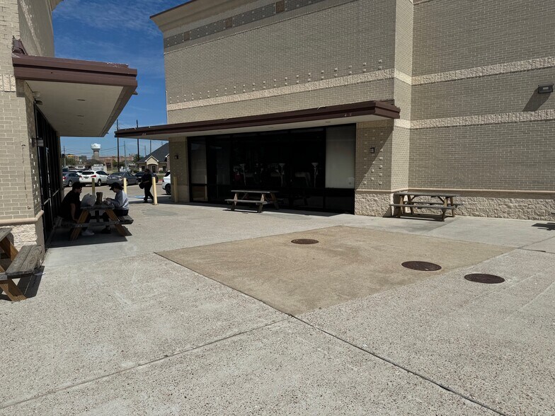 More Photos Of 9522 Huffmeister Rd, Houston Storefront Retail Office For Lease