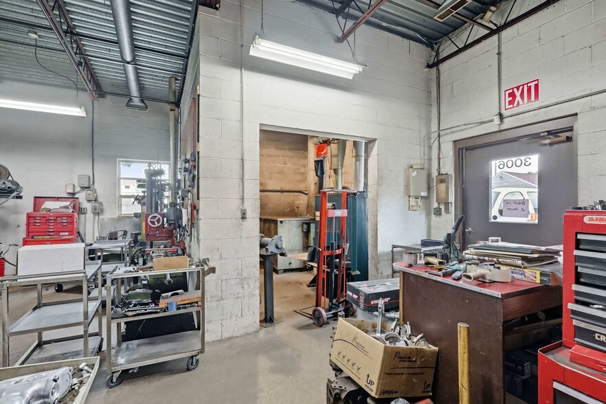 More Photos Of 3006 Avenue of the Cities, Moline Flex For Sale