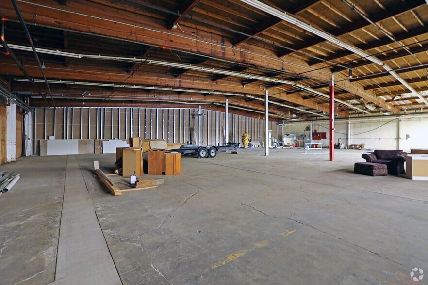 More Photos Of 630 SW Walnut St, Hillsboro Warehouse For Sale