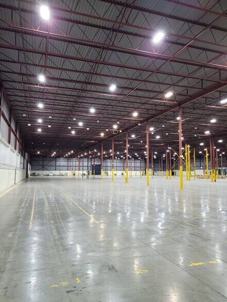 More Photos Of 125 Irwin St, Chatham Warehouse For Lease