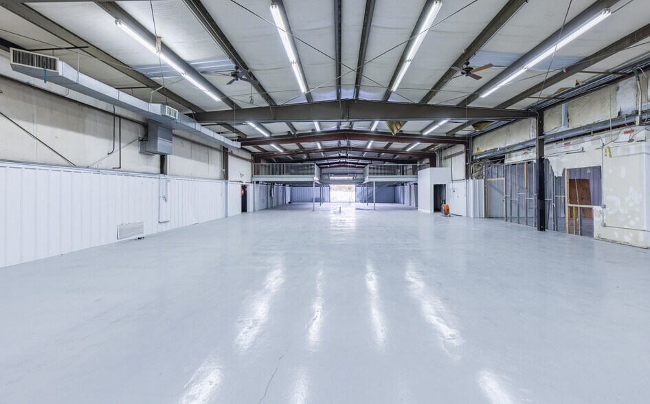 More Photos Of 508 Cobb Pky NE, Marietta Warehouse For Lease