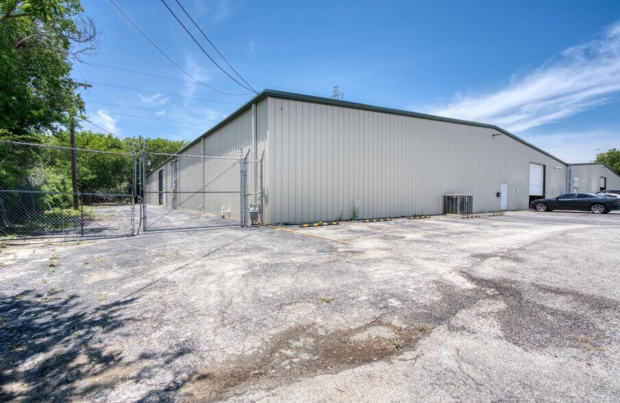 More Photos Of 403 Kraft St, San Antonio Manufacturing For Lease