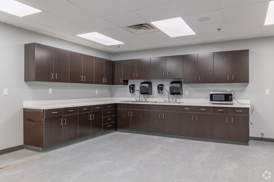 More Photos Of 200 Enterprise Dr, Pekin Light Distribution For Lease