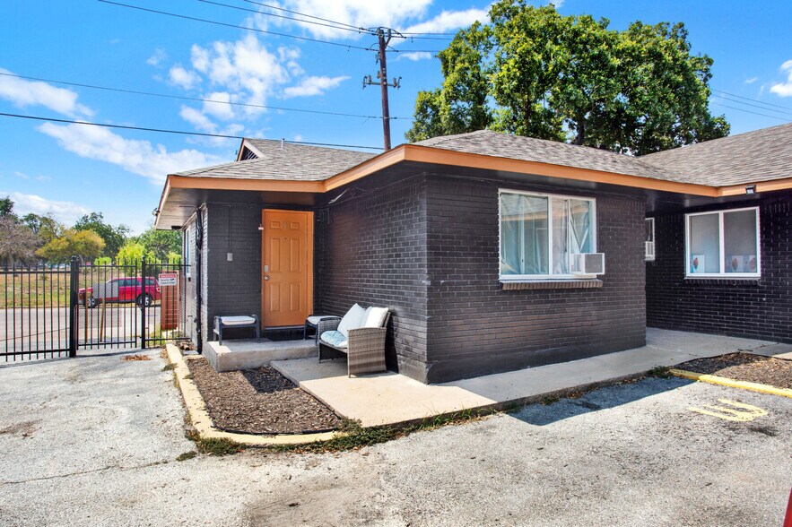 More Photos Of 7707 Glover St, Houston Apartments For Sale