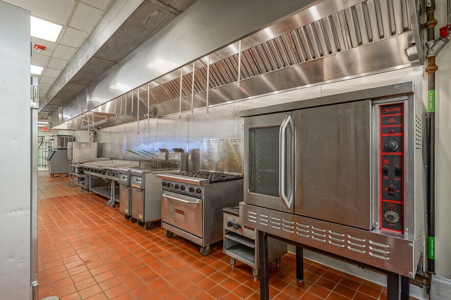 More Photos Of 3450 Gateway Dr, Grand Forks Restaurant For Lease