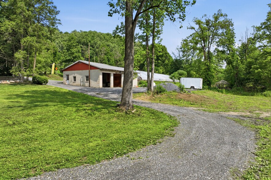 More Photos Of 429 Riverview Dr, Walnutport Flex For Sale