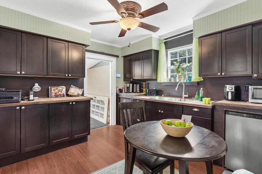 More Photos Of 1024 W Main St, Leesburg Storefront Retail Residential For Sale