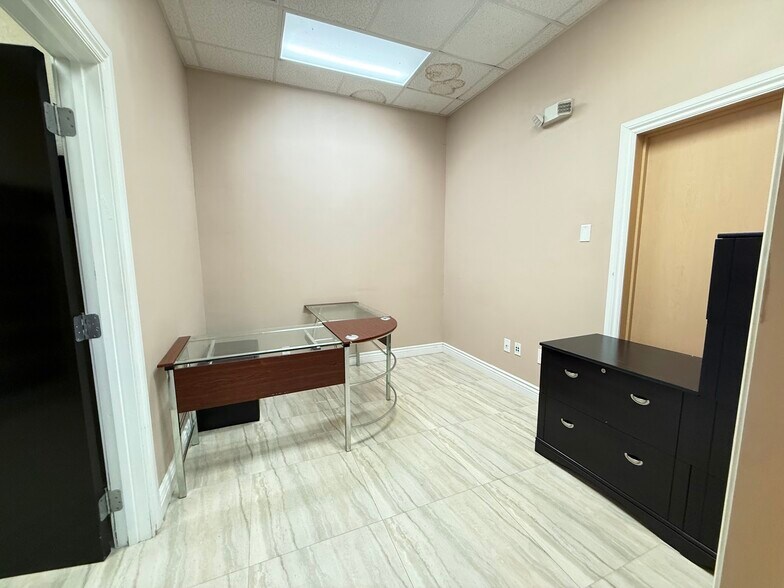 More Photos Of 2950 W Griffin Rd, Fort Lauderdale Freestanding For Lease