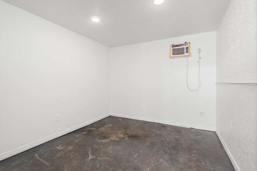 More Photos Of 320 Warfield Ave, Venice Warehouse For Sale