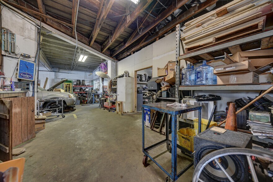 More Photos Of 307 E Alamo St, Brenham Auto Repair For Sale