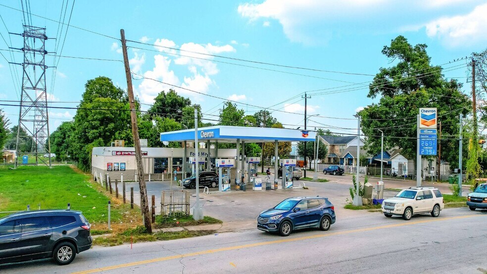 Primary Photo Of 1621 Collingsworth St, Houston Service Station For Sale
