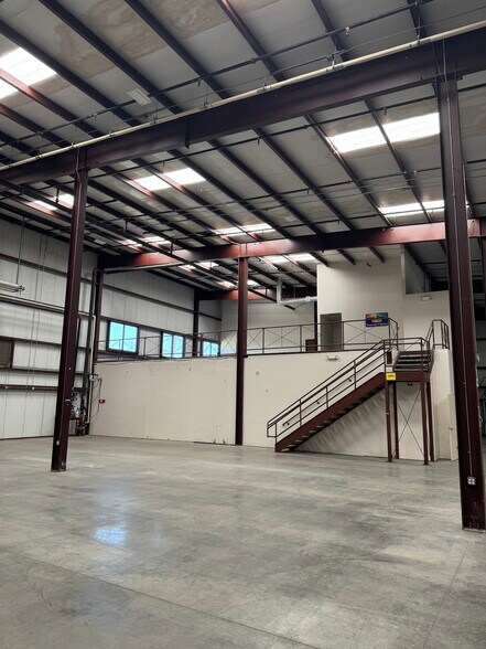 More Photos Of 8305 Springdale Rd, Austin Showroom For Lease