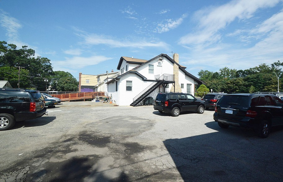 More Photos Of 590 Sunrise Hwy, Baldwin Freestanding For Lease