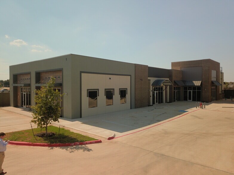 More Photos Of 821 W New Hope Dr, Cedar Park General Retail For Sale