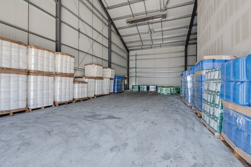 More Photos Of 286 W Montauk Hwy, Hampton Bays Warehouse For Lease