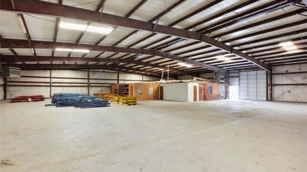 More Photos Of 4146 W US Highway 79, Rockdale Warehouse For Sale