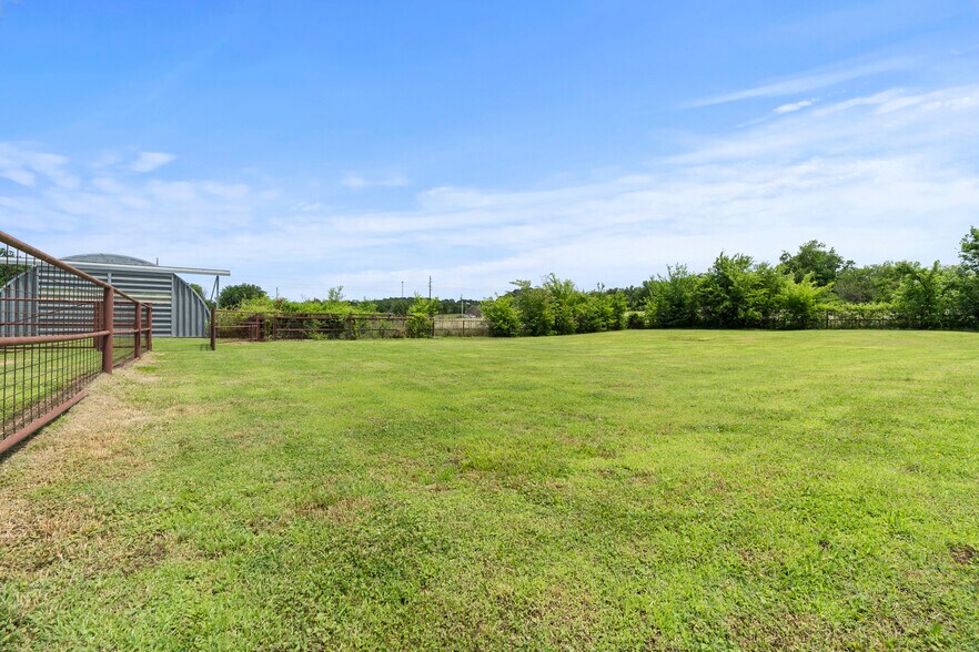 More Photos Of 1404 S B St, Henryetta Veterinarian Kennel For Sale