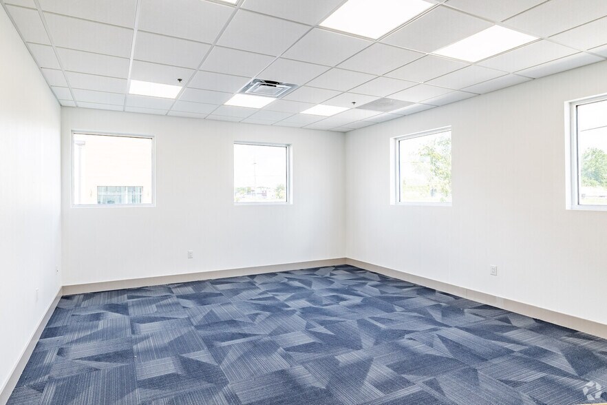 More Photos Of 5620 W Linebaugh Ave, Tampa Warehouse For Lease