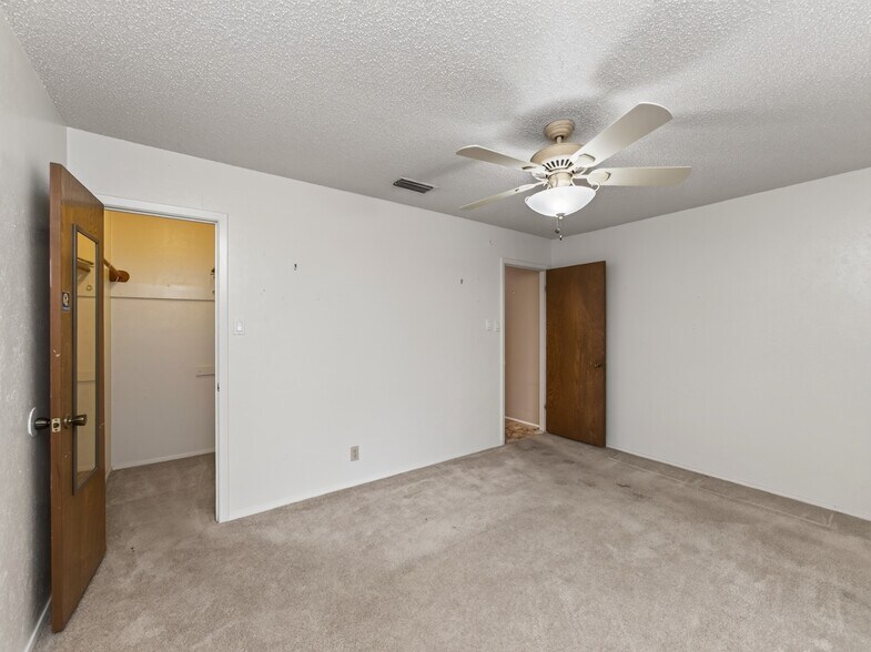 More Photos Of 1702 Lone Oak Dr, Leander Flex For Sale