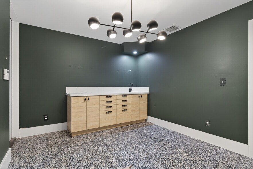 More Photos Of 1895 E Main St, Ventura General Retail For Sale