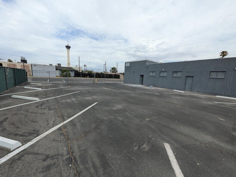 More Photos Of 830 E Sahara Ave, Las Vegas Loft Creative Space For Lease