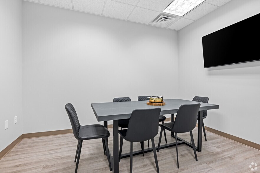 More Photos Of 1040 University Blvd, Portsmouth Office For Sale