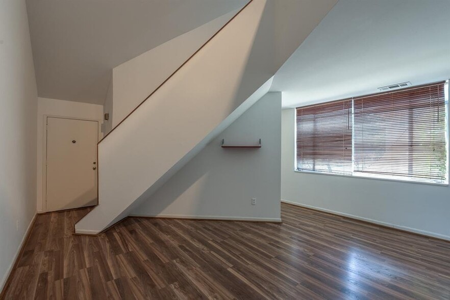 More Photos Of 1742 Hawthorne St, Houston Apartments For Sale