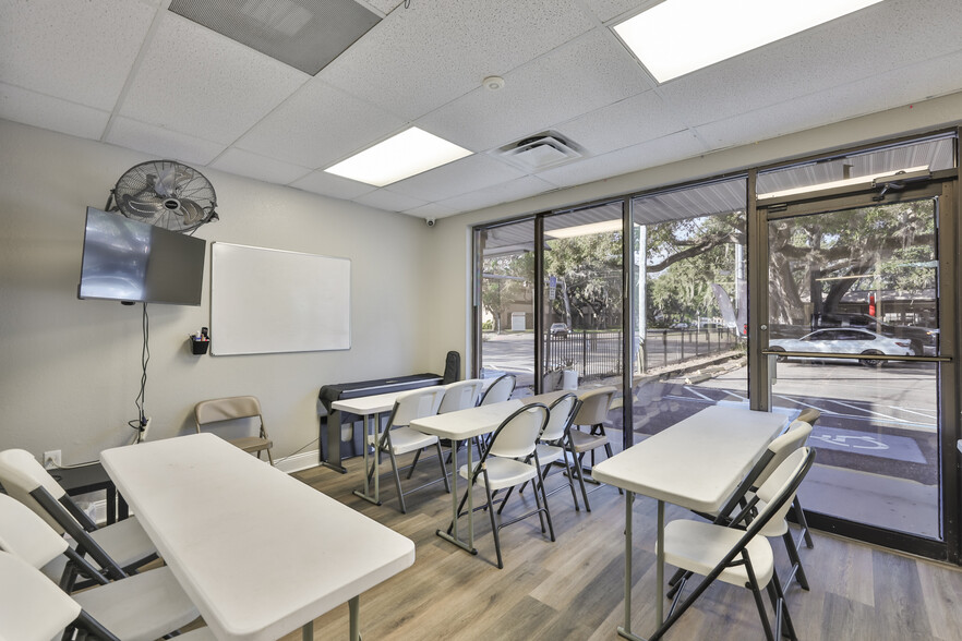 More Photos Of 307 S Parsons Ave, Brandon Storefront For Lease