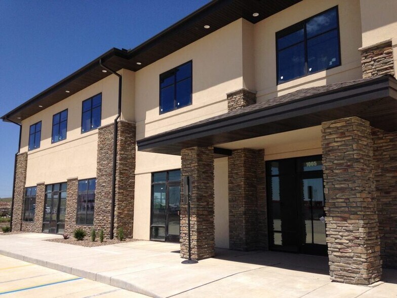 Primary Photo Of 1005 S Main St, Watford City Medical For Lease