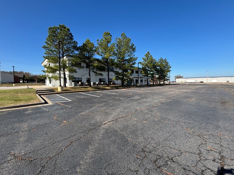 More Photos Of 7501 Jenny Lind Rd, Fort Smith Office For Sale