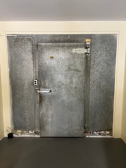 More Photos Of 48017 Highway 58, Oakridge Storefront For Sale