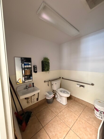 More Photos Of 2701 N Bristol St, Santa Ana Storefront For Lease